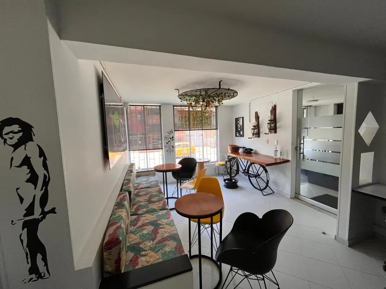 Sala de estar con mesas altas y sofá