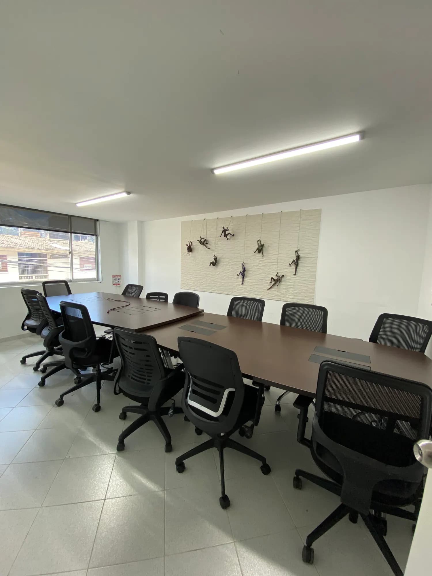 Sala de juntas para 13 personas con mesa larga