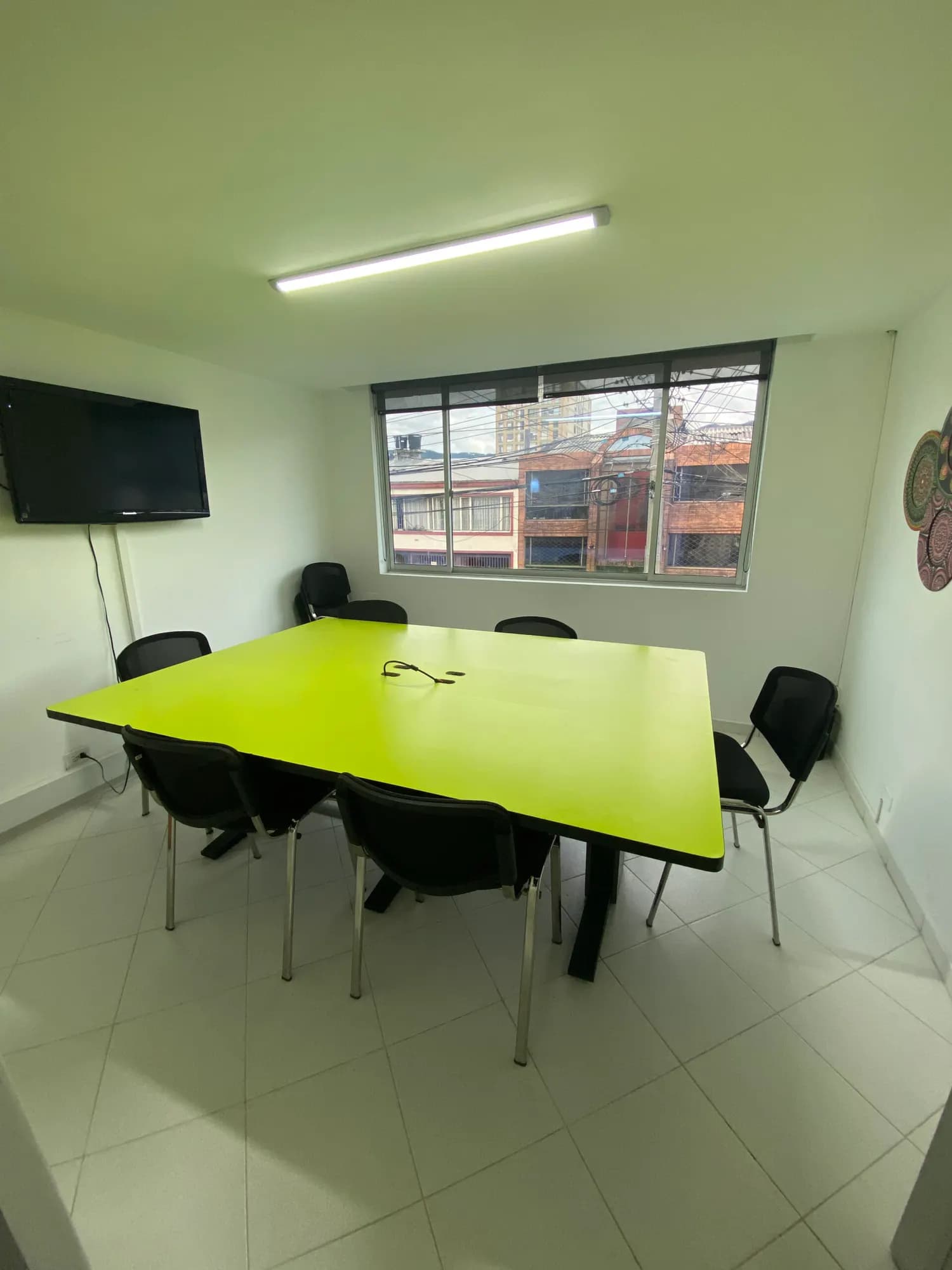 Sala de juntas con mesa verde