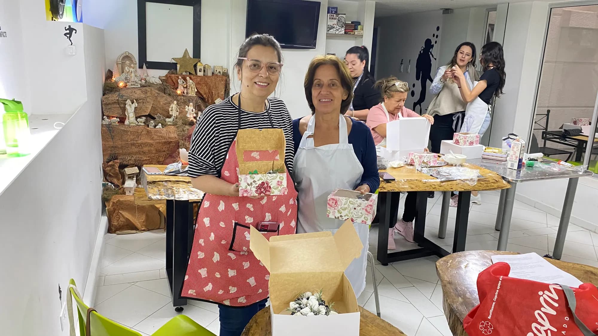 Asistentes a un taller creativo en Tu-Ofi