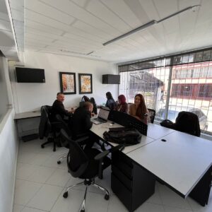 Oficina privada de 6-7 puestos.